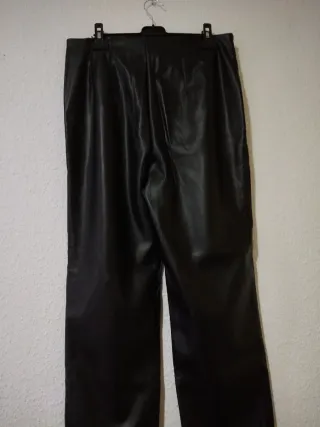Pantalón efecto piel Stradivarius negro