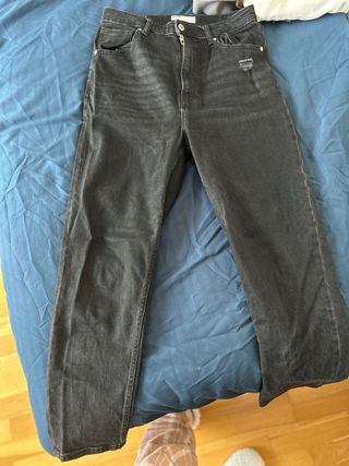 Pantalón vaquero mom slim Bershka T.40