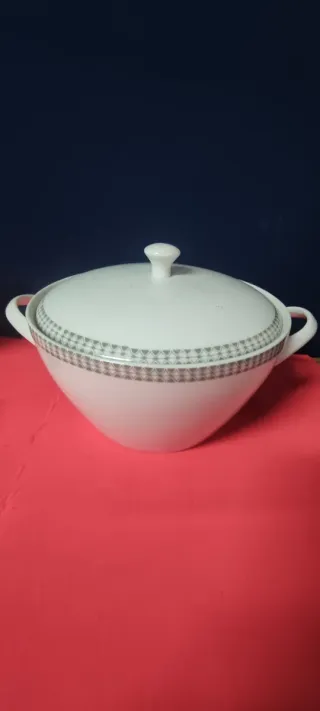 Antigua sopera de porcelana