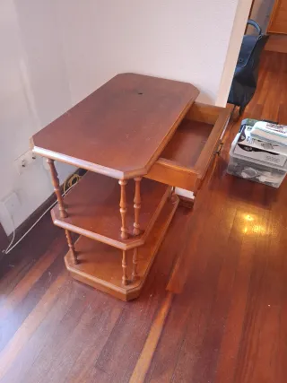 Mesa auxiliar de madera con cajón y ruedas