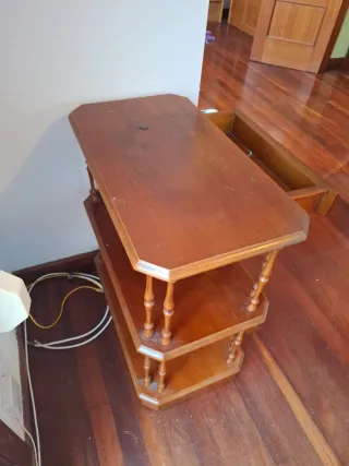 Mesa auxiliar de madera con cajón y ruedas