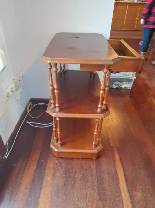 Mesa auxiliar de madera con cajón y ruedas