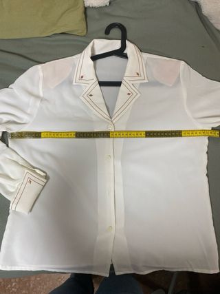 Elegante camisa crema con bordados dorados