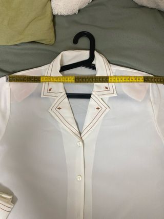 Elegante camisa crema con bordados dorados