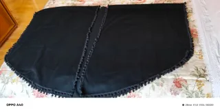 Capa negra con adornos