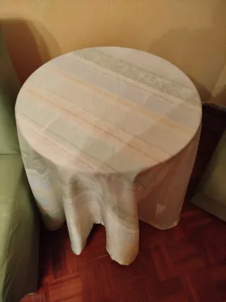 2 butacas y mesa camilla.