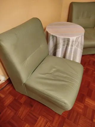 2 butacas y mesa camilla.