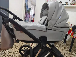 Carro de bebé gris