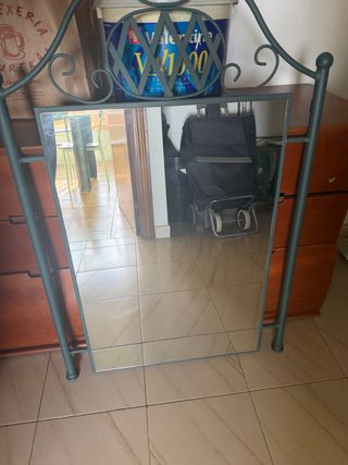 Espejo y cabezal de cama