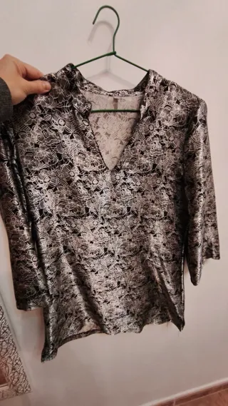 Blusa seda estampada mujer.Talla M. Blanca y negra