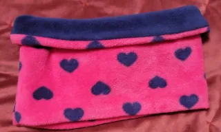 Braga cuello forro polar rosa corazones