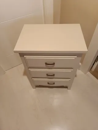 Mesita de noche clásica blanco roto