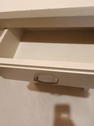 Mesita de noche clásica blanco roto