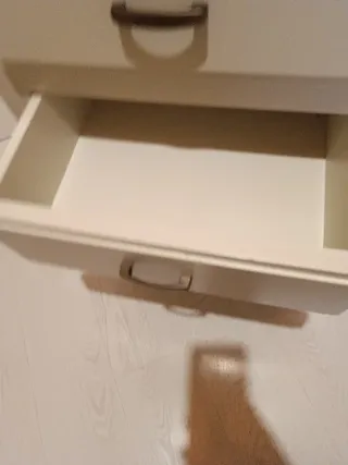 Mesita de noche clásica blanco roto