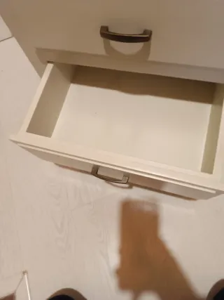 Mesita de noche clásica blanco roto