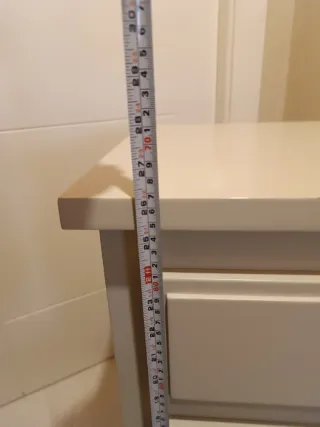 Mesita de noche clásica blanco roto