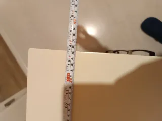 Mesita de noche clásica blanco roto