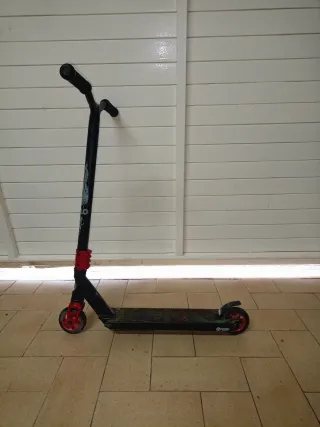 Patinete freestyle negro y rojo