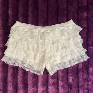 Shorts de encaje con volantes