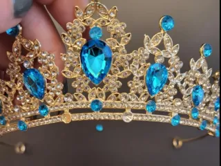 Tiara dorada con piedras azules