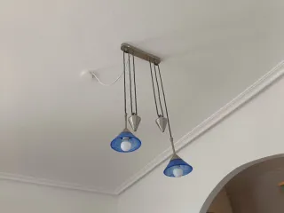 Lámpara colgante azul y plateada
