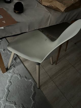 2 Sillas de comedor de madera y 2 sillas plástico