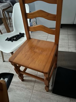 2 Sillas de comedor de madera y 2 sillas plástico