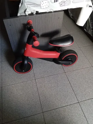 Bicicleta de equilibrio roja para niños