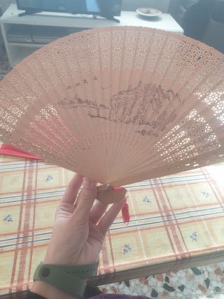 Abanicos rojo y marrón