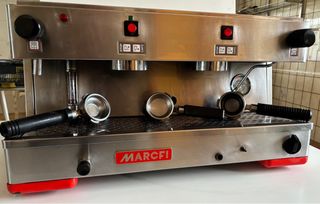 Cafetera semiautomática,de dos grupos.