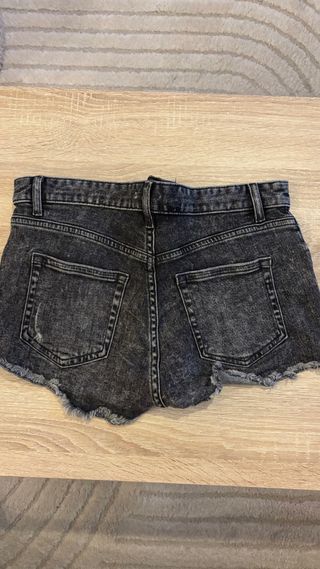 Shorts vaqueros grises desgastados