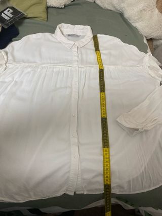 Blusa Stradivarius blanca fluida encaje