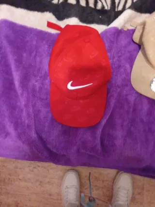 2 Gorras: Nike Roja y NY Beige