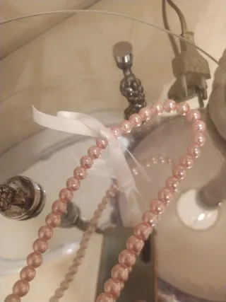 Collar rosa perlas lazo beis