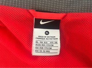 Cortavientos Nike Roja