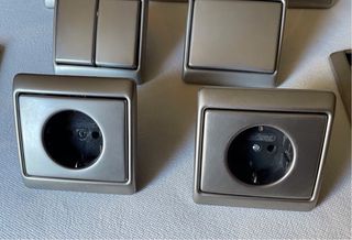 Lote material eléctrico: enchufes e interruptores