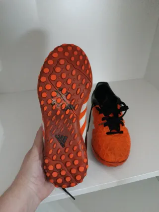 Botas multitaco fútbol niño naranja