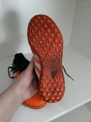 Botas multitaco fútbol niño naranja