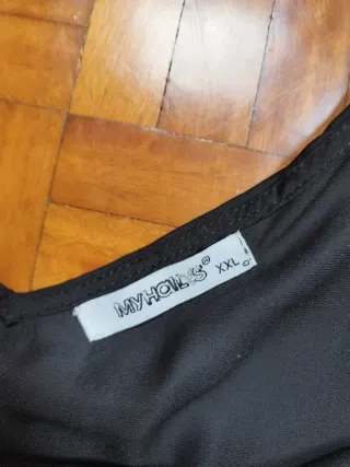 Blusa negra con volantes y encaje