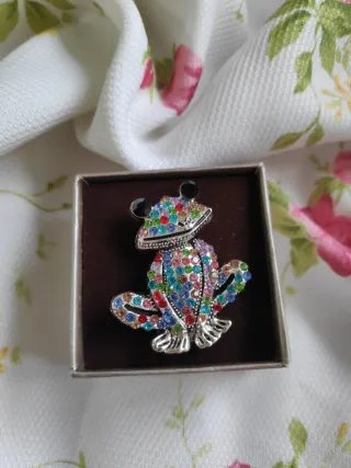 Bonito broche de rana con pedrería