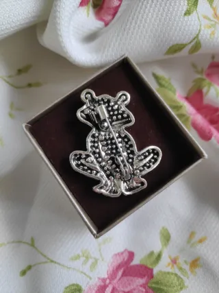 Bonito broche de rana con pedrería