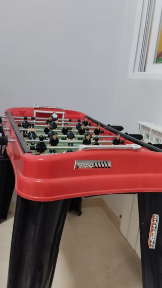 Futbolín infantil rojo y negro