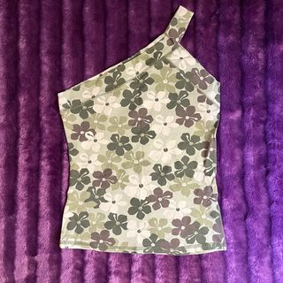 Top asimétrico floral