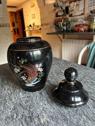 Tibor grande negro con pájaro pintado
