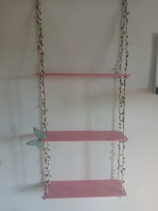 Estantería colgante rosa de madera