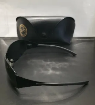 Gafas de sol Ray-Ban negras.