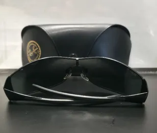 Gafas de sol Ray-Ban negras.