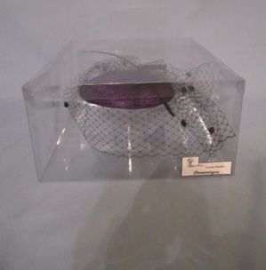 Tocado elegante color morado con plumas y velo