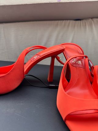 Sandalias de tacón Zara rojas