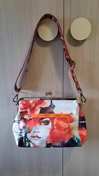 Bolso de mano con estampado floral.  Nuevo